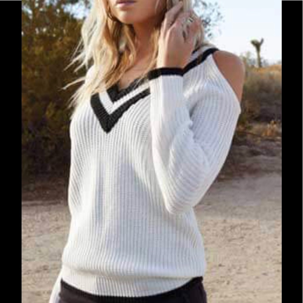Amazing🖤Elan Cold shoulder V-neck Varsity sweater